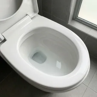 Nachher: ToilettenschĂŒssel nach Fuugu ohne braune Ablagerungen