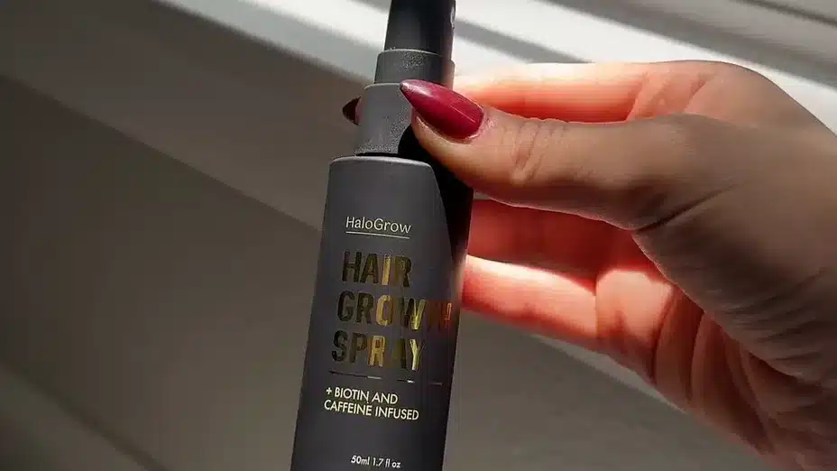 Schritt 1: HaloGrow direkt auf Scheitel und Kopfhaut aufsprĂŒhen