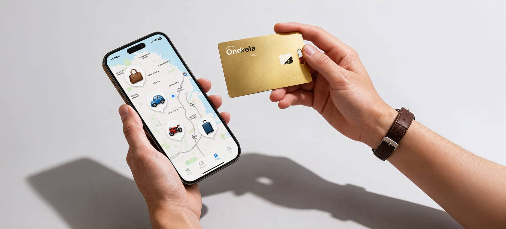 Ondrela Erfahrungen und Test 2026: Ondrela Gold Tracker-Karte in der Hand, Smartphone zeigt den Standort in der Find-My-App