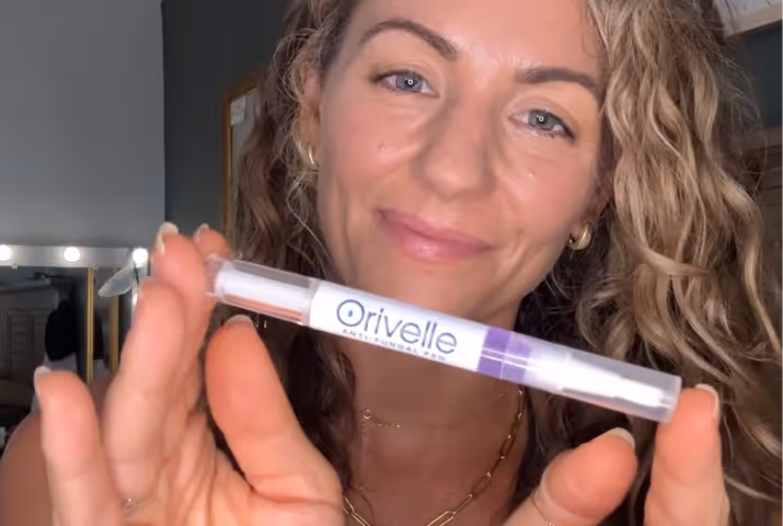 Orivelle Nagelpilz-Stift in der Hand â handlicher Drehstift mit Pinselspitze