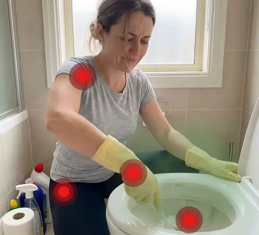 Toilette reinigen mit BĂŒrste und Handschuhen â die Stellen unter dem SpĂŒlrand bleiben oft schmutzig
