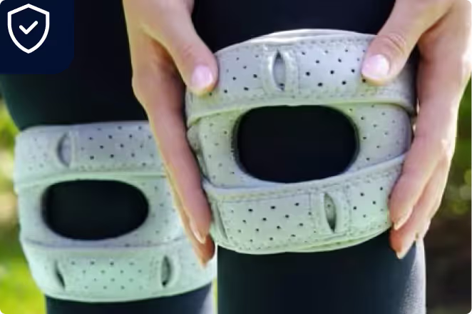 Wellnee Kniebandage in der Hand â Innenseite mit ringförmigem Silikonpolster um die Patella-Aussparung