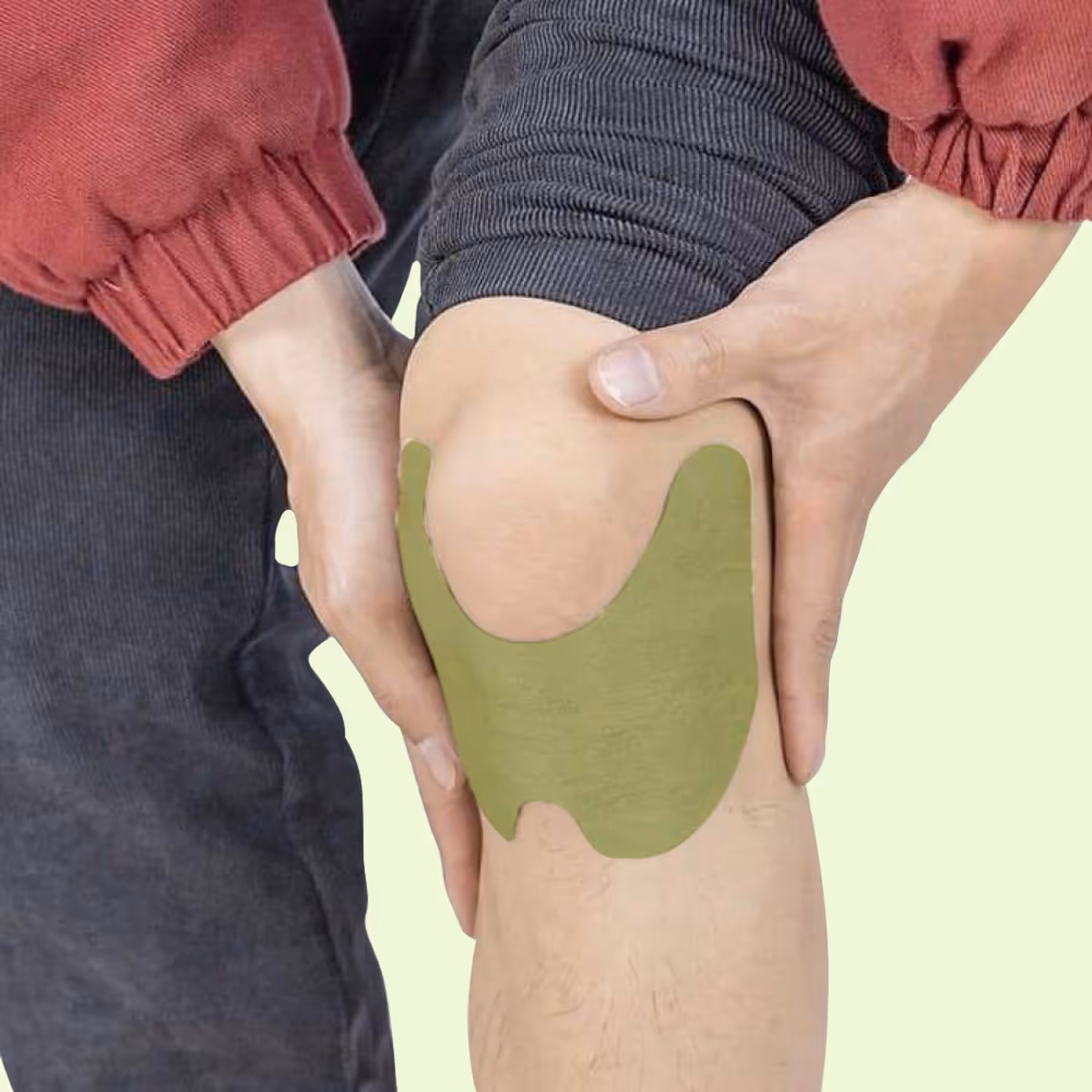 Wellnee Kniepflaster Erfahrungen und Test 2026: grĂŒnes Wellnee KrĂ€uterpflaster wird auf das Knie aufgeklebt